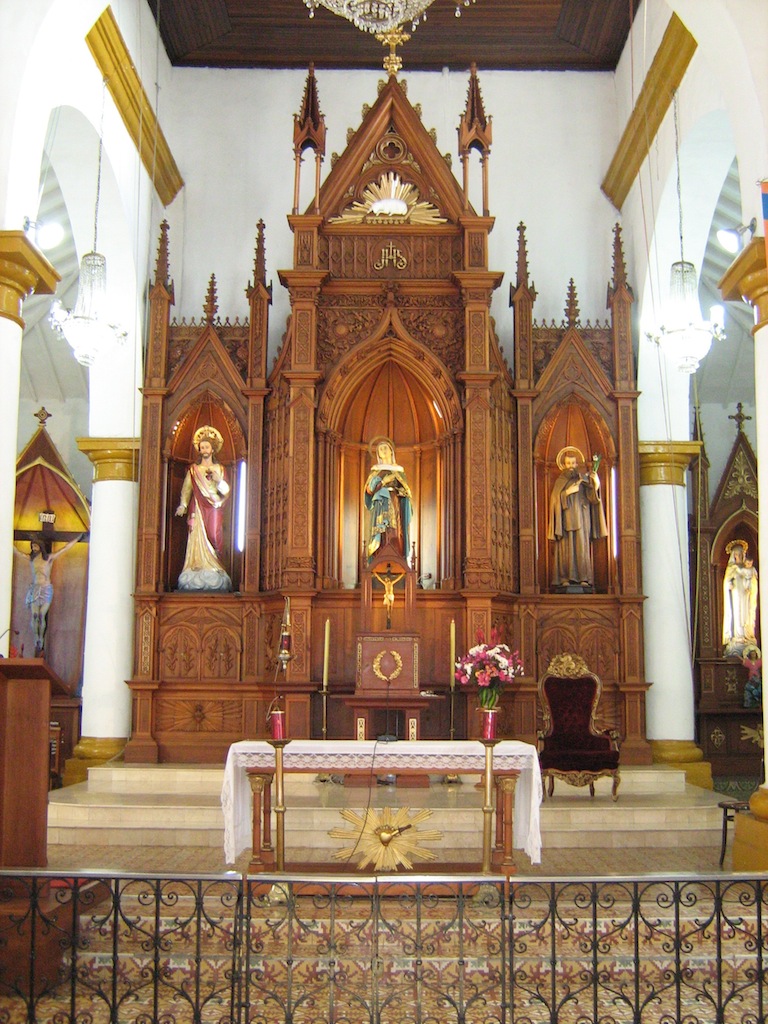 Altar The main altar in the church (photo: SajoR)