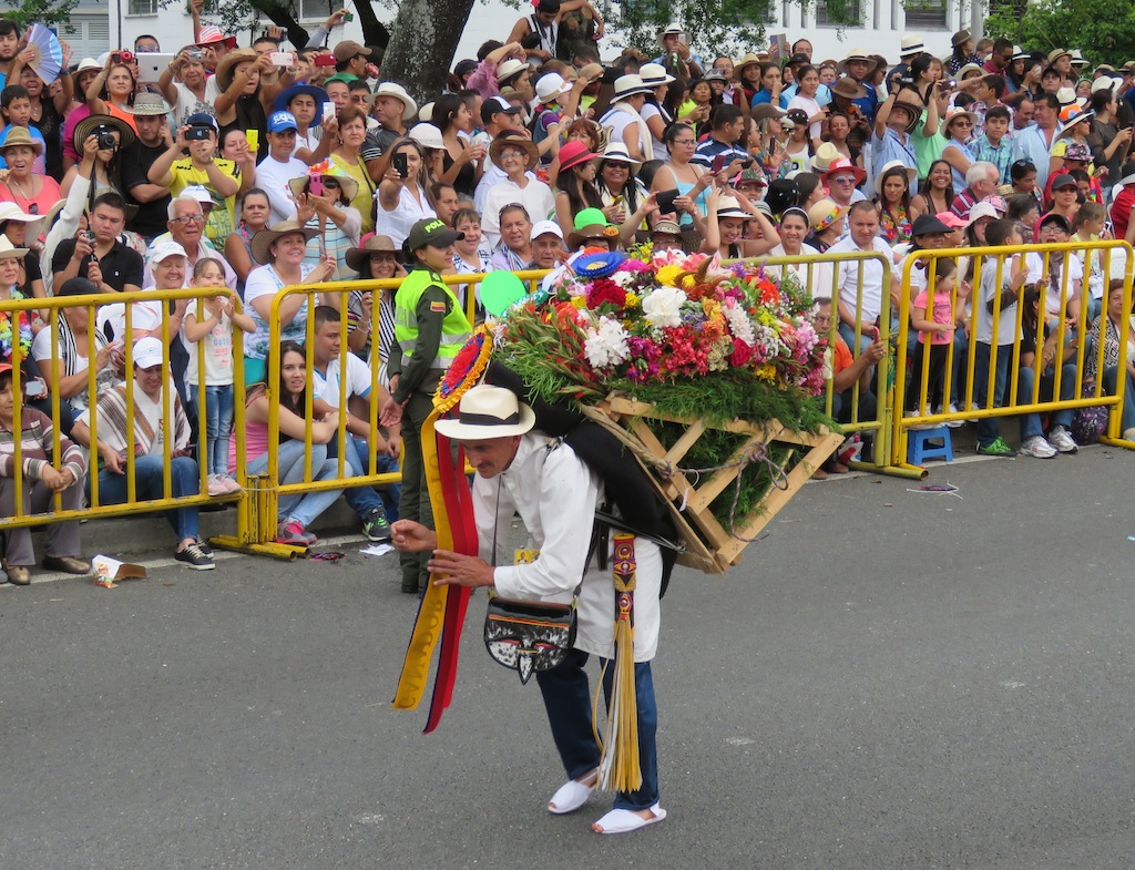 El ganador del Premio Absoluto, Carlos Alberto Grisales Ramírez – por una silleta tradicional