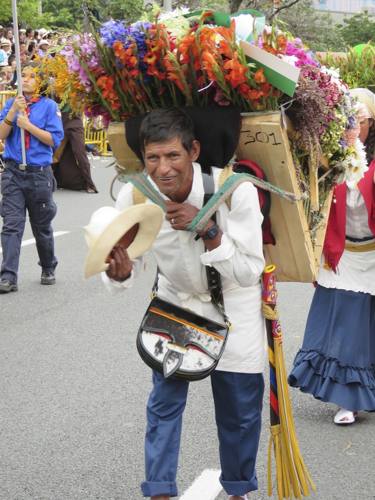 Cargando otra silleta tradicional