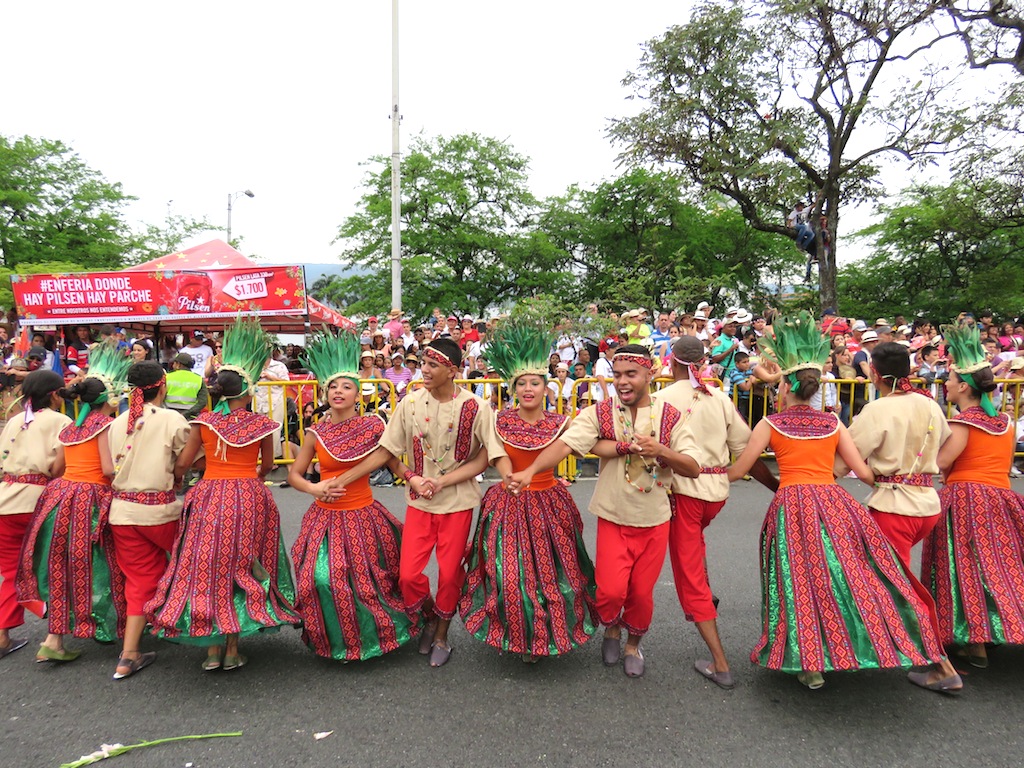 Bailarines en el Desfile de Silleteros 2015