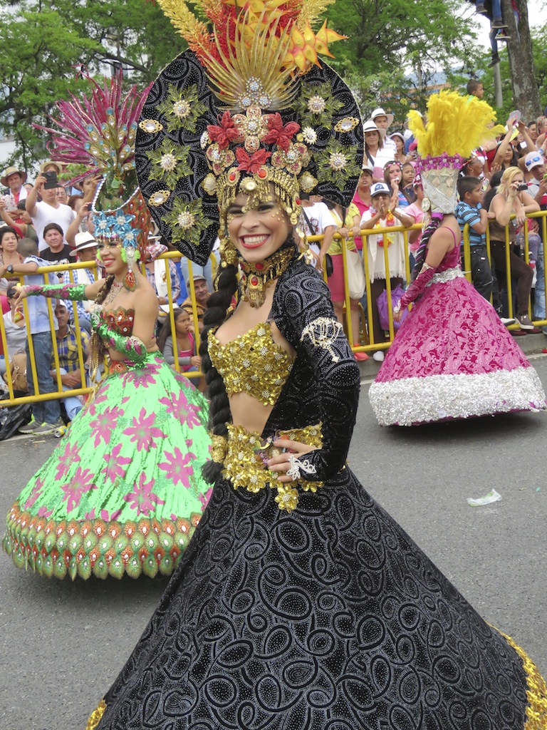 Bailarines en el Desfile de Silleteros 2015 con vestidos coloridos