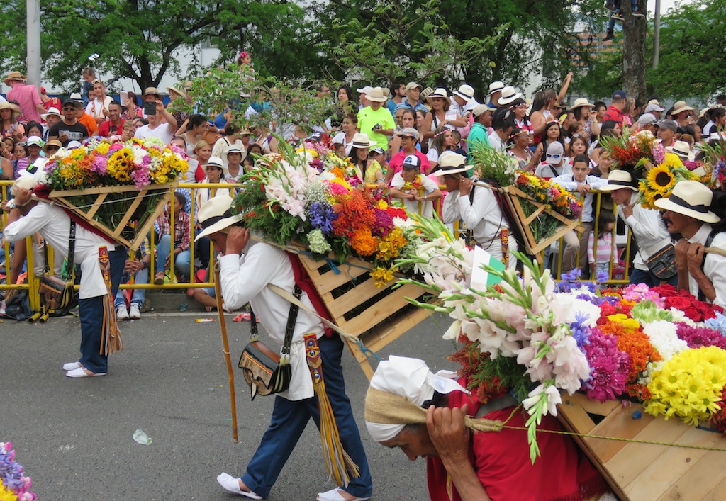 Silleteros con silletas tradicionales