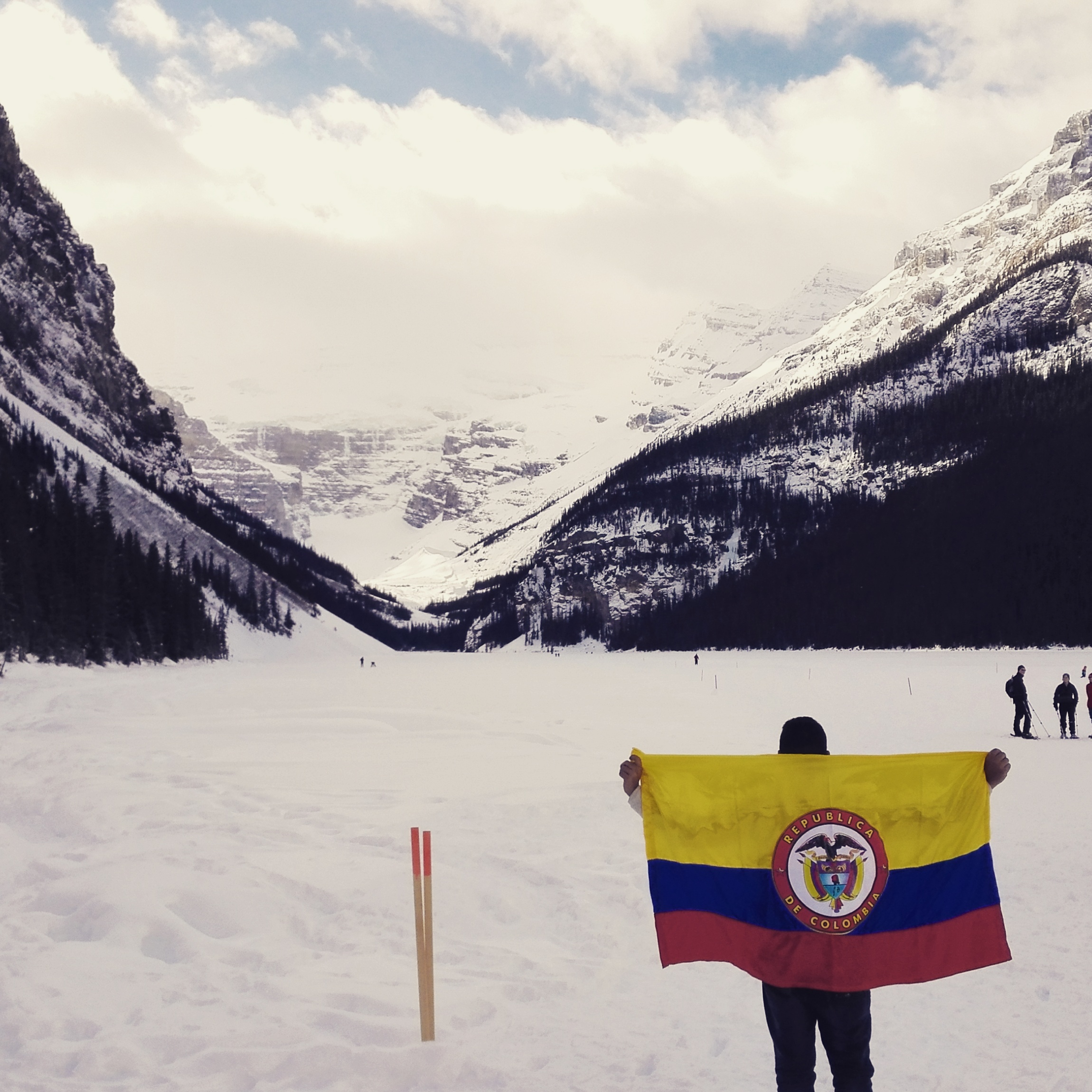 Erni con una bandera colombiana