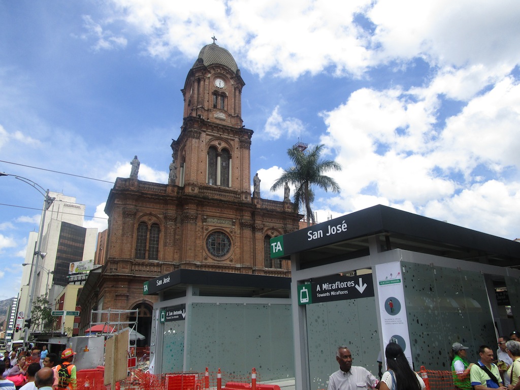 Nueva estación T-A frente a la Iglesia San José