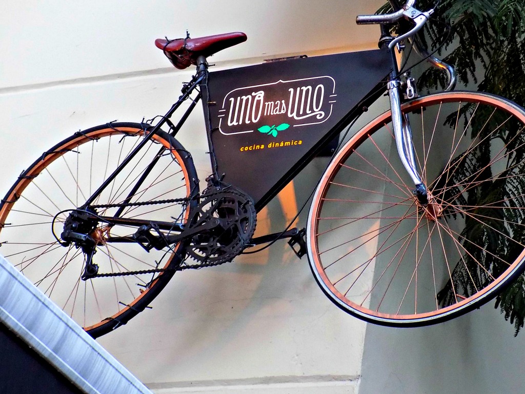 Uno más Uno Uno más Uno es un nuevo restaurante amigable con las bicicletas.