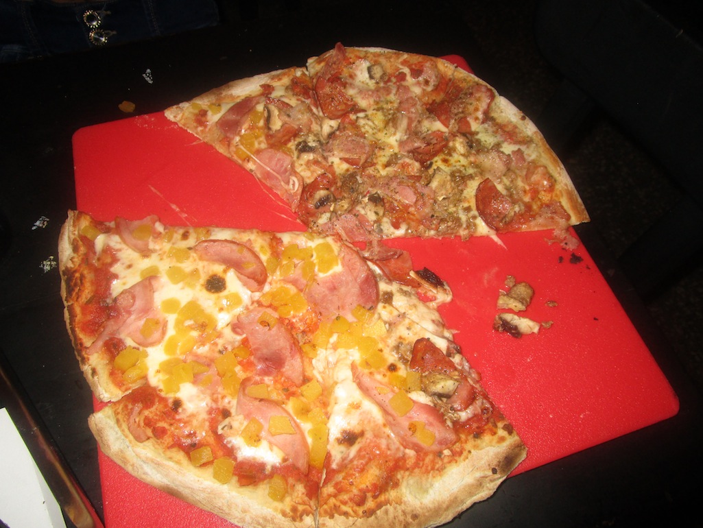 Pizza mitad hawaiana y mitad Amantes de la Carne
