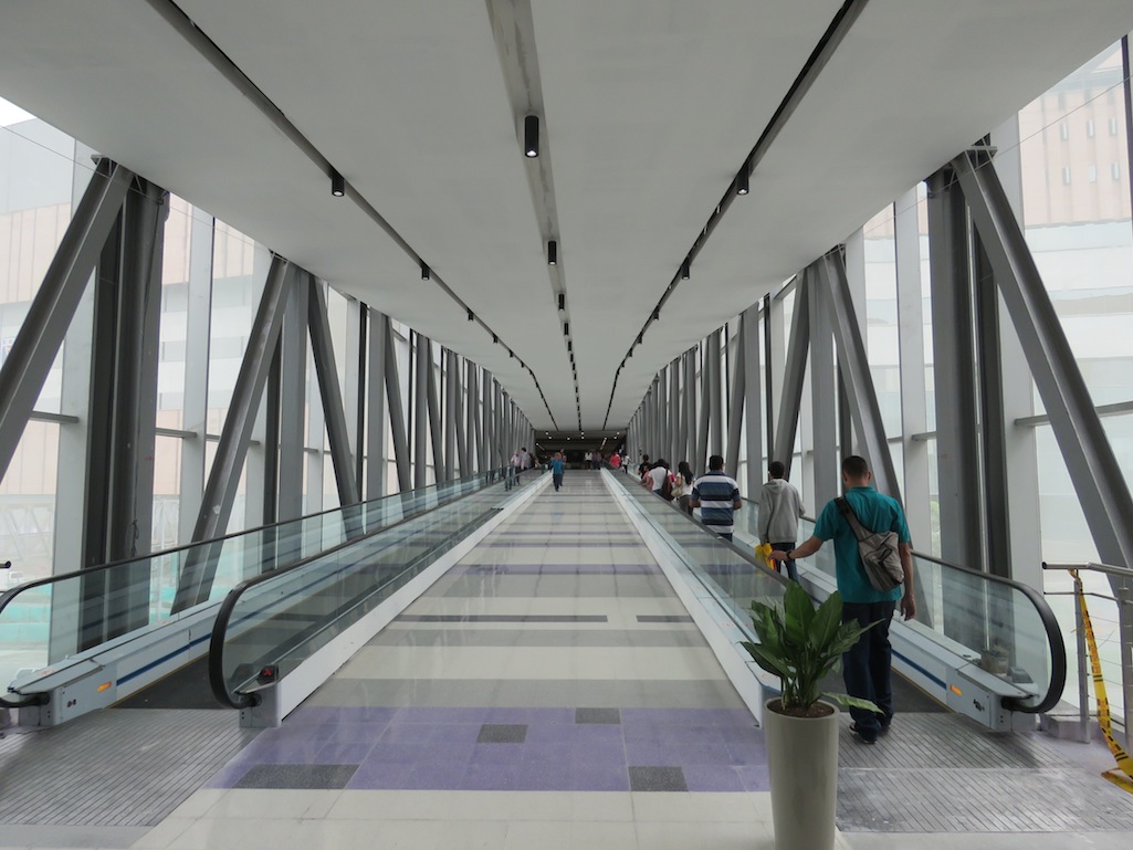 Uno de los dos puentes peatonales que conectan Mayorca con la nueva expansión