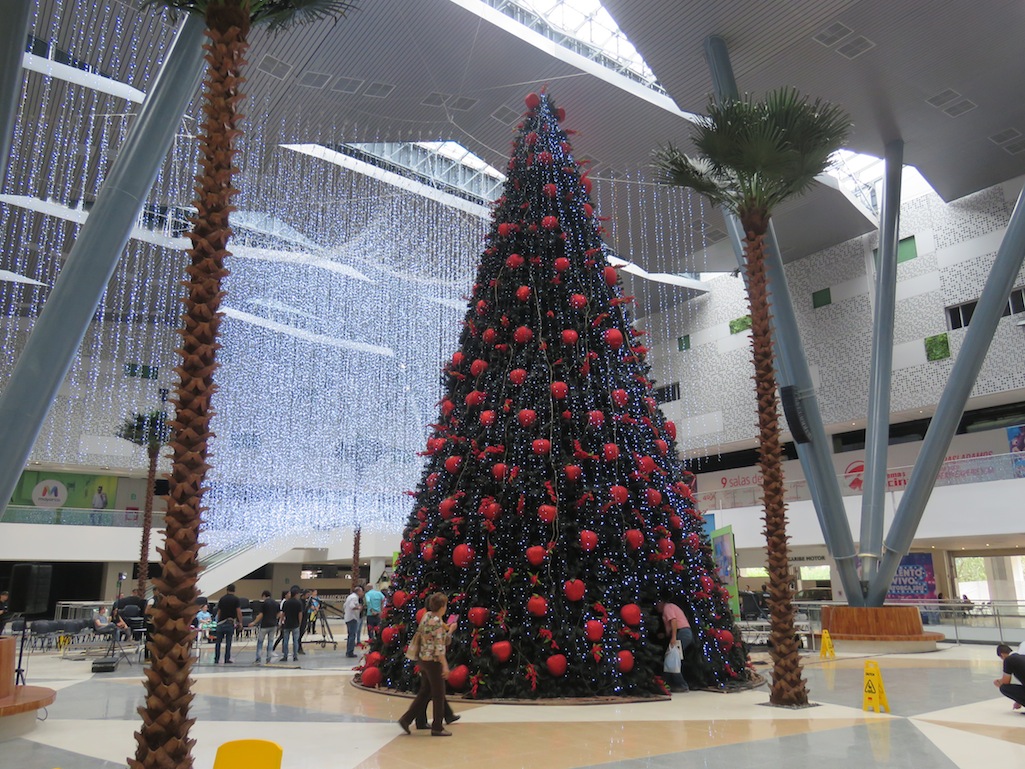 Árbol de Navidad en el último piso de la expansión de Mayorca, donde están ubicados los restaurantes