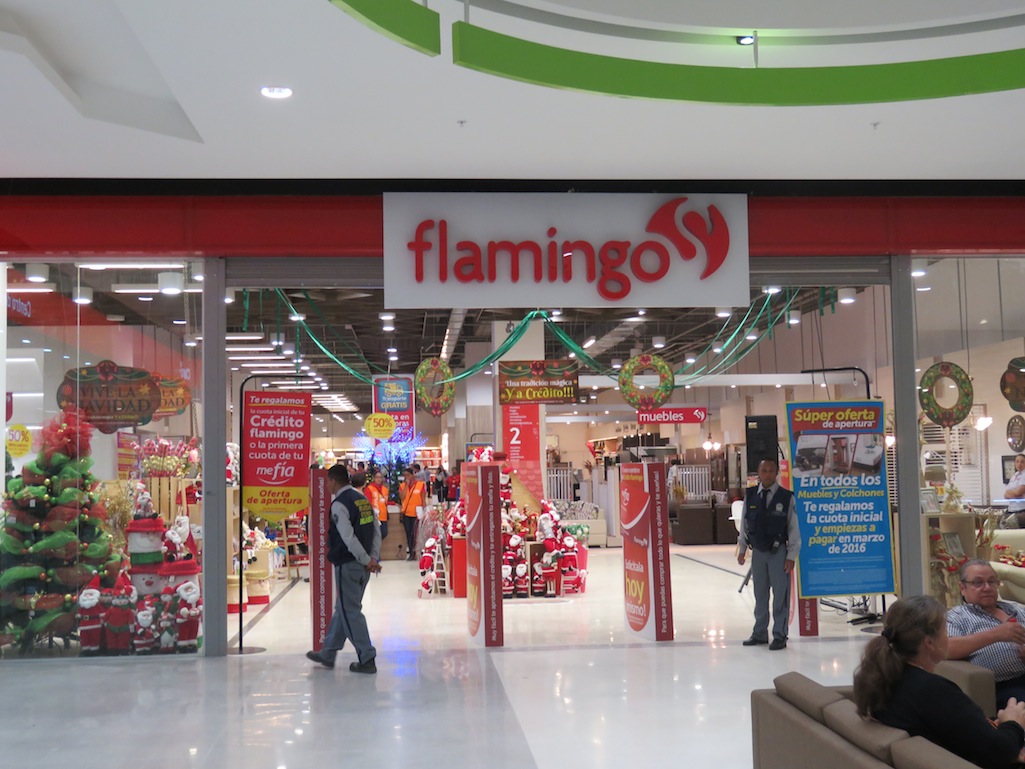 Una de las entradas del almacén Flamingo