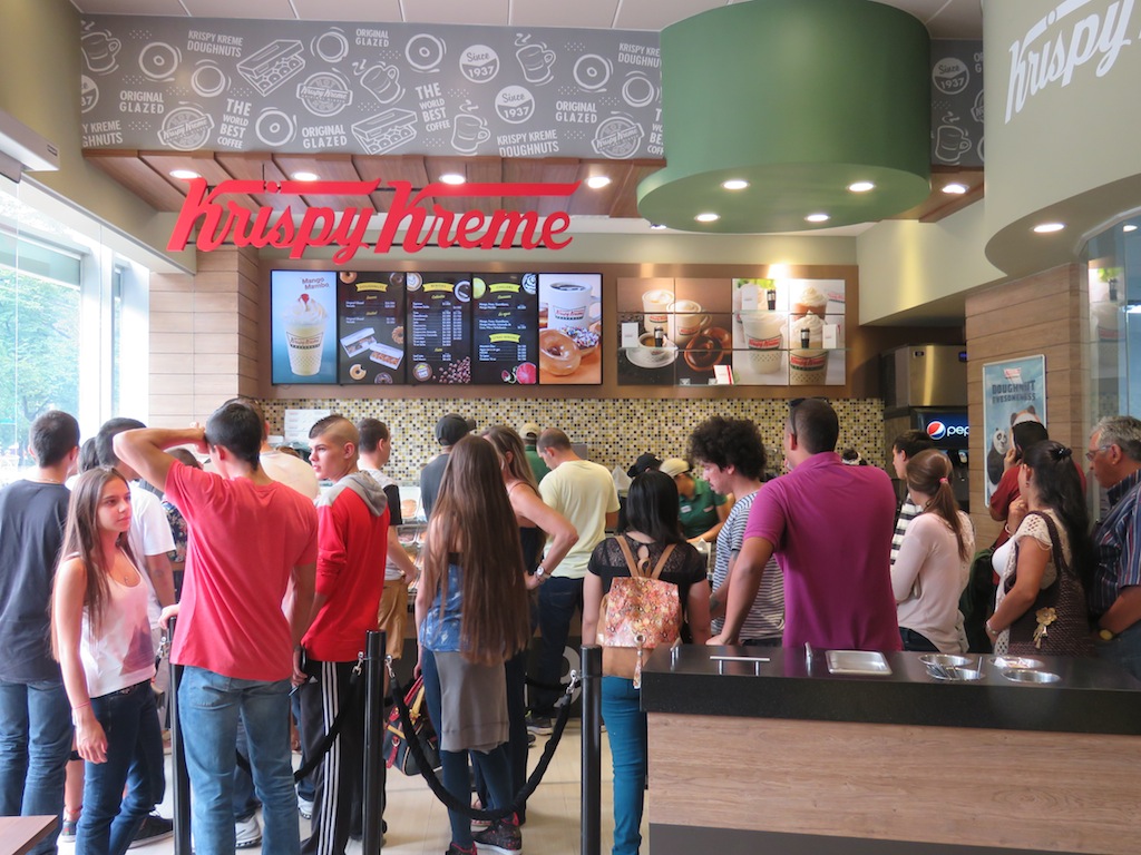 Dentro de Krispy Kreme haciendo pedidos