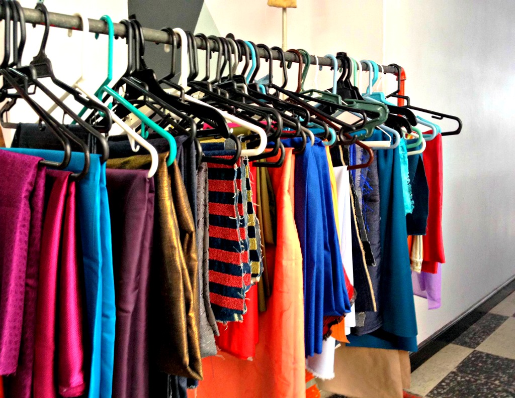 Telas y ropa en una zona común de El Gran Clóset