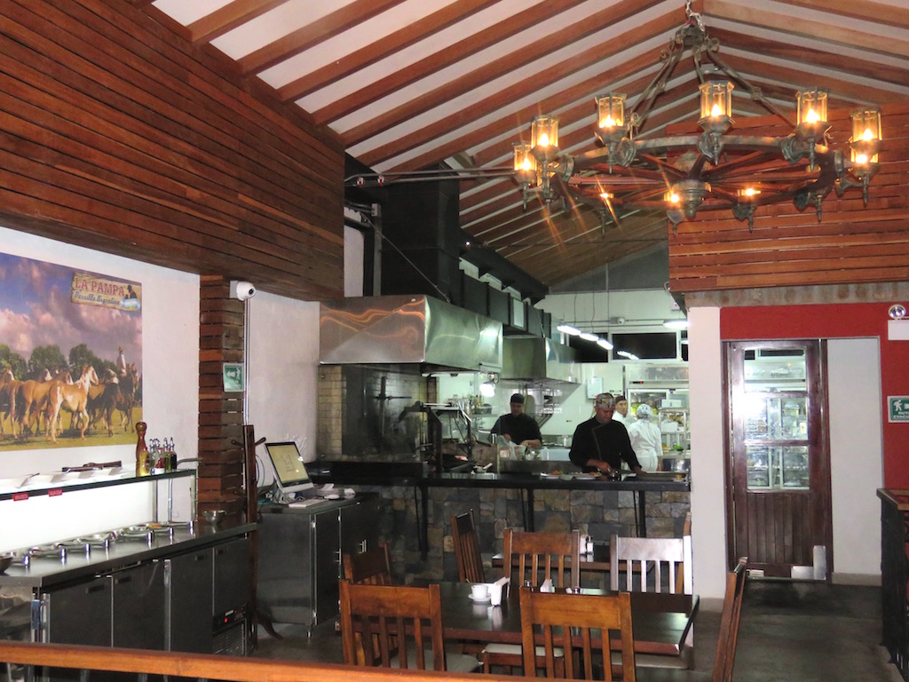 Dentro de La Pampa, segundo piso con cocina y barra de ensaladas en Provenza