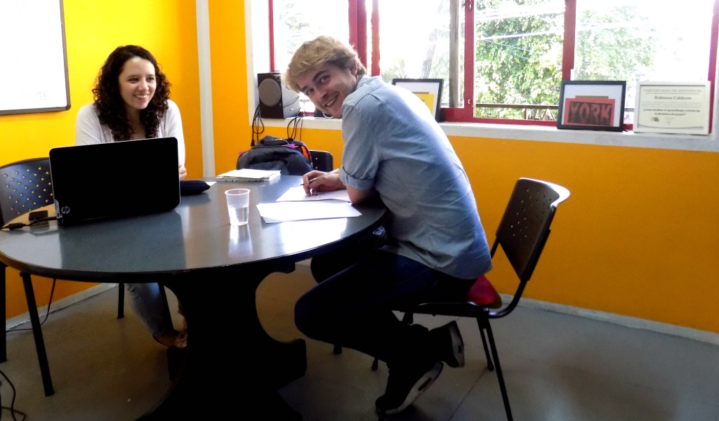 Un estudiante de español en clase en El Dorado