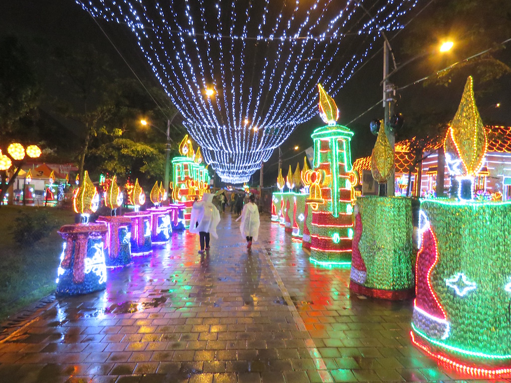 More Christmas lights along the route in Parque Norte
