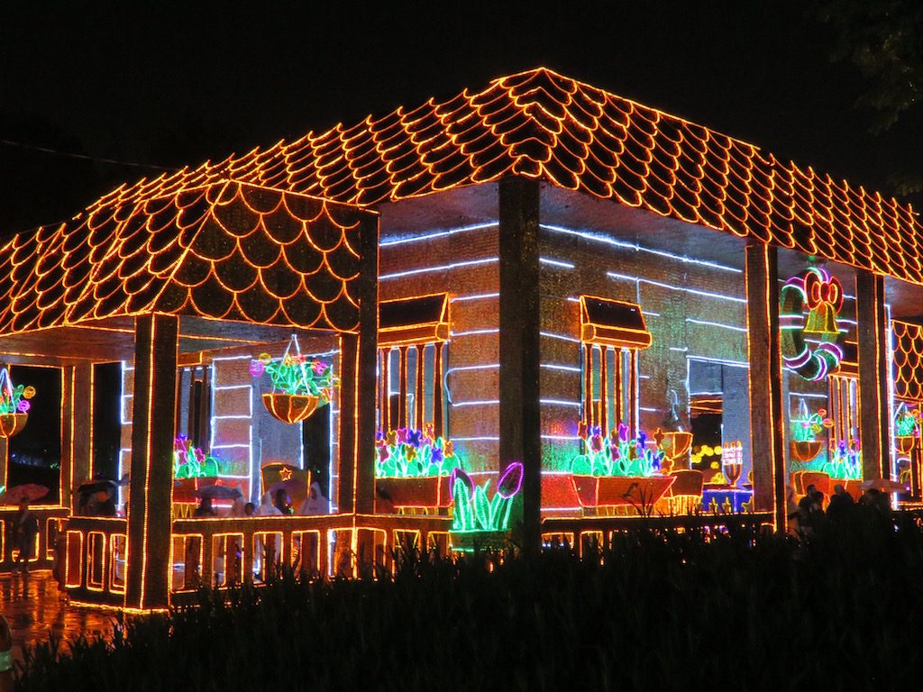 House set up in Parque Norte with many Christmas lights