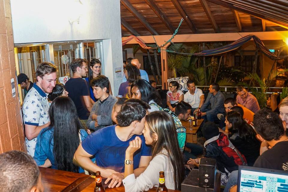 Un público diverso mezclándose y socializando en el intercambio de idiomas de Colombia Immersion