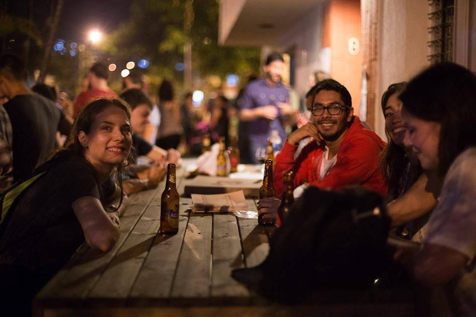 Participantes del intercambio disfrutando unas cervezas en el patio de Colombia Immersion