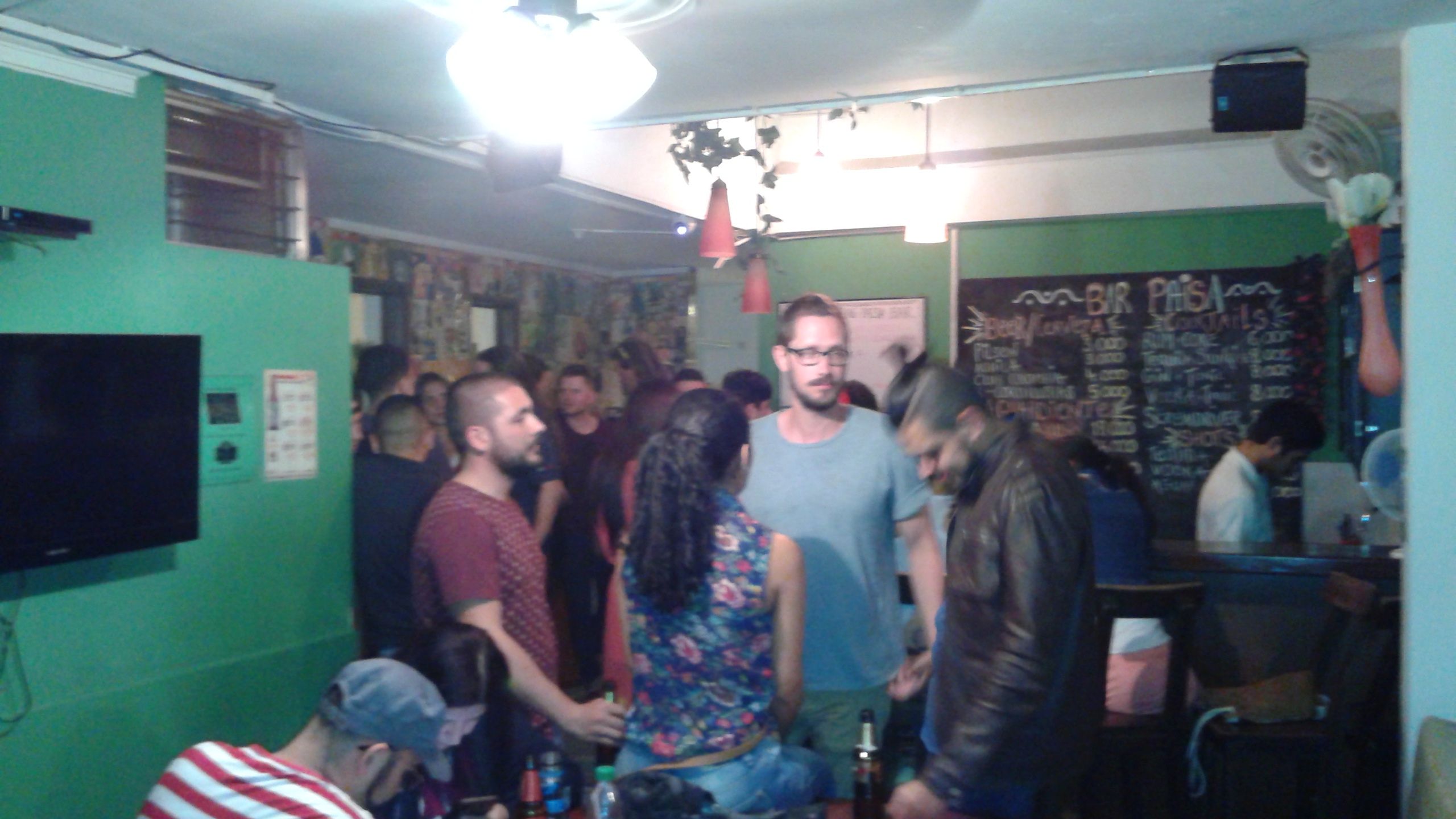 Extranjeros viajeros y paisas viajeros reuniéndose para un intercambio de idioma y cultura 
