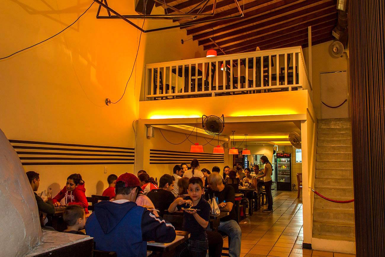 Dentro de Pizza en Leña, ubicación de nuestro encuentro de marzo, foto cortesía de Pizza en Leña