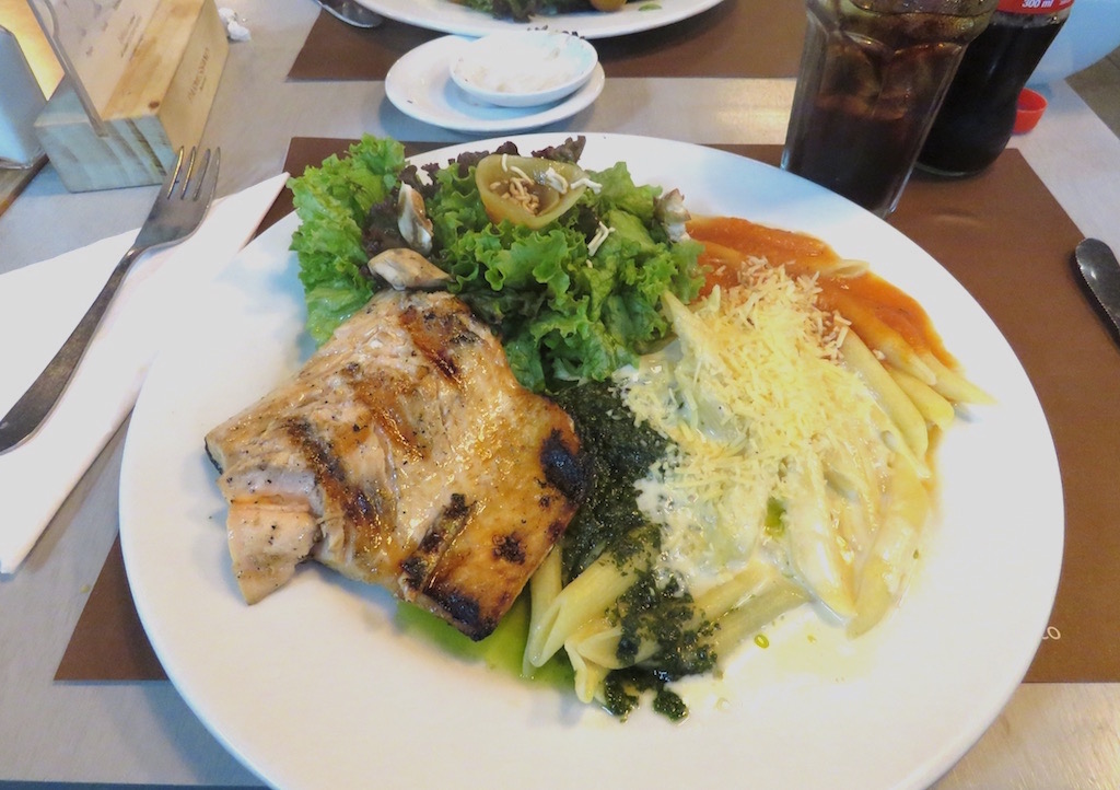 Salmón con pasta tricolor