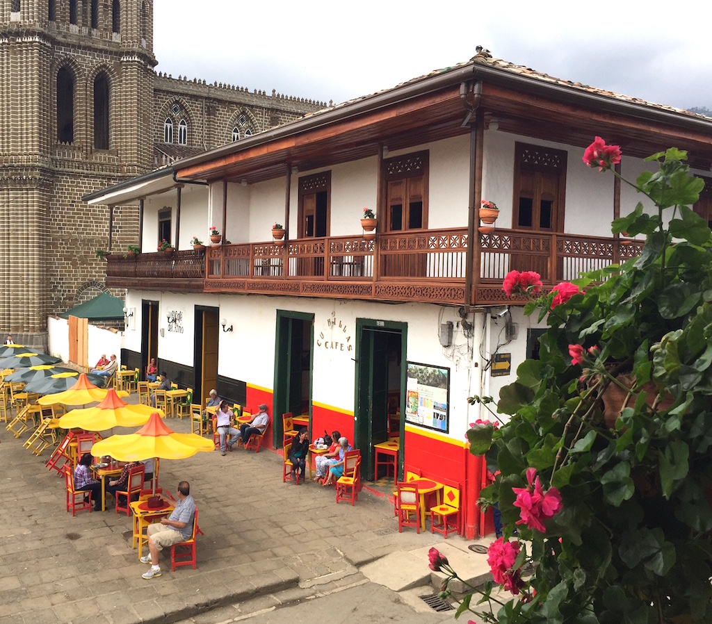 Uno de los muchos cafés de la plaza principal