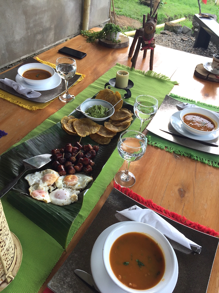 El primer plato del almuerzo en la Finca Los Ángeles, una pequeña finca cafetera abierta para tours