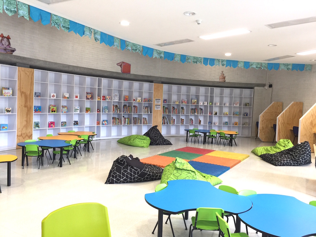 Interior de la biblioteca pública en Uva Ilusión Verde