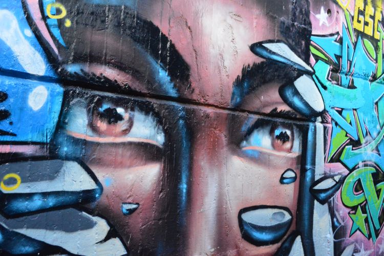 Cuidado con los ojos cautivadores del arte callejero de la Comuna 13