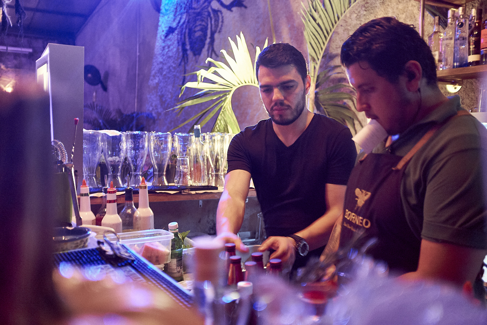 Personal de Borneo manteniéndose ocupado detrás del bar (foto por Markus Mayer)