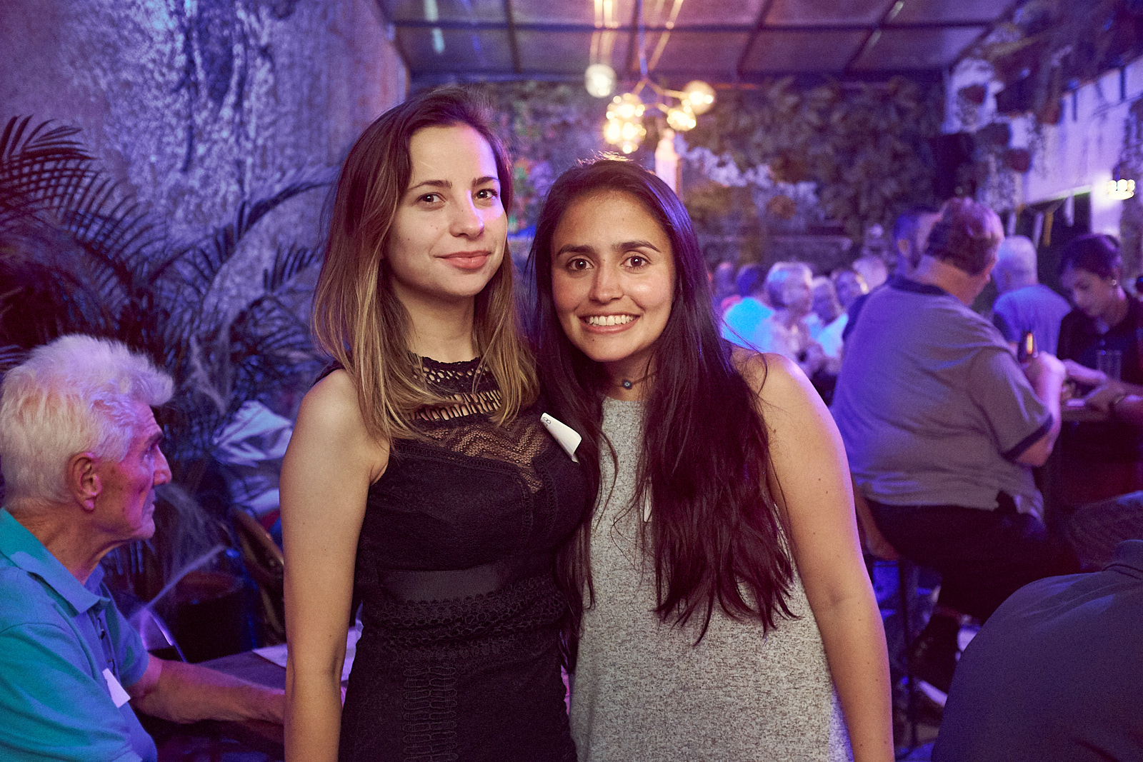 Compañeras de trabajo Ioana y Alejandra (foto por Markus Mayer)