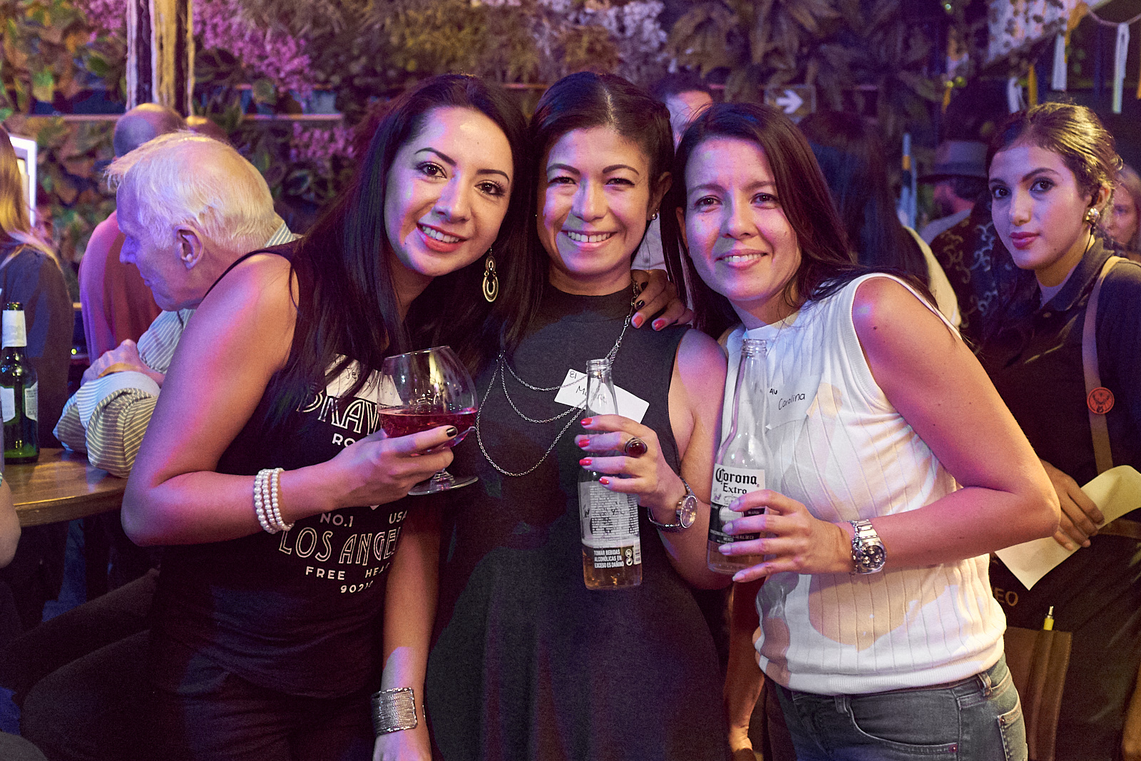 Tres damas colombianas pasándolo bien en el encuentro (foto por Markus Mayer)