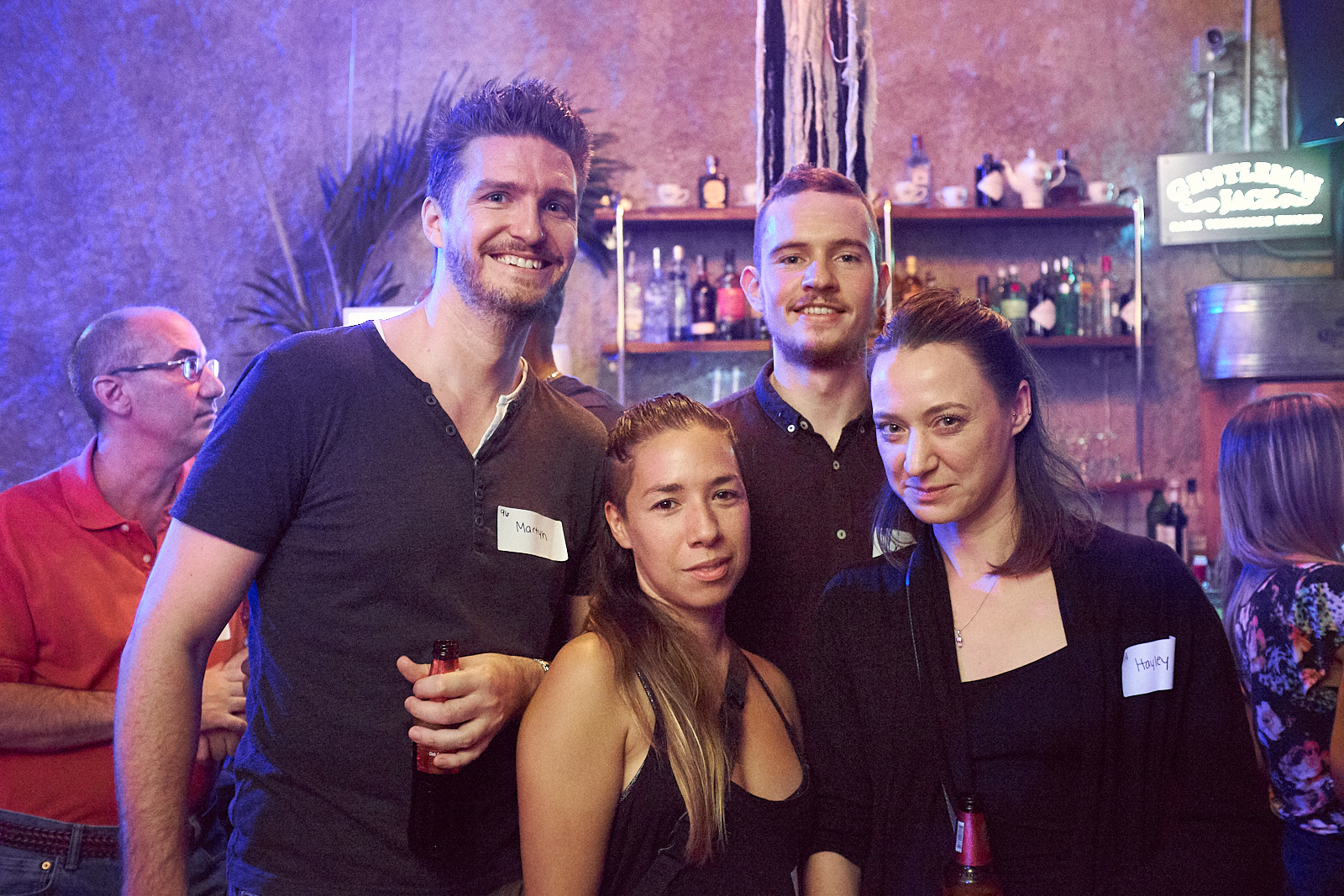 Un grupo de expatriados pasando el rato en el bar de Borneo (foto por Markus Mayer)