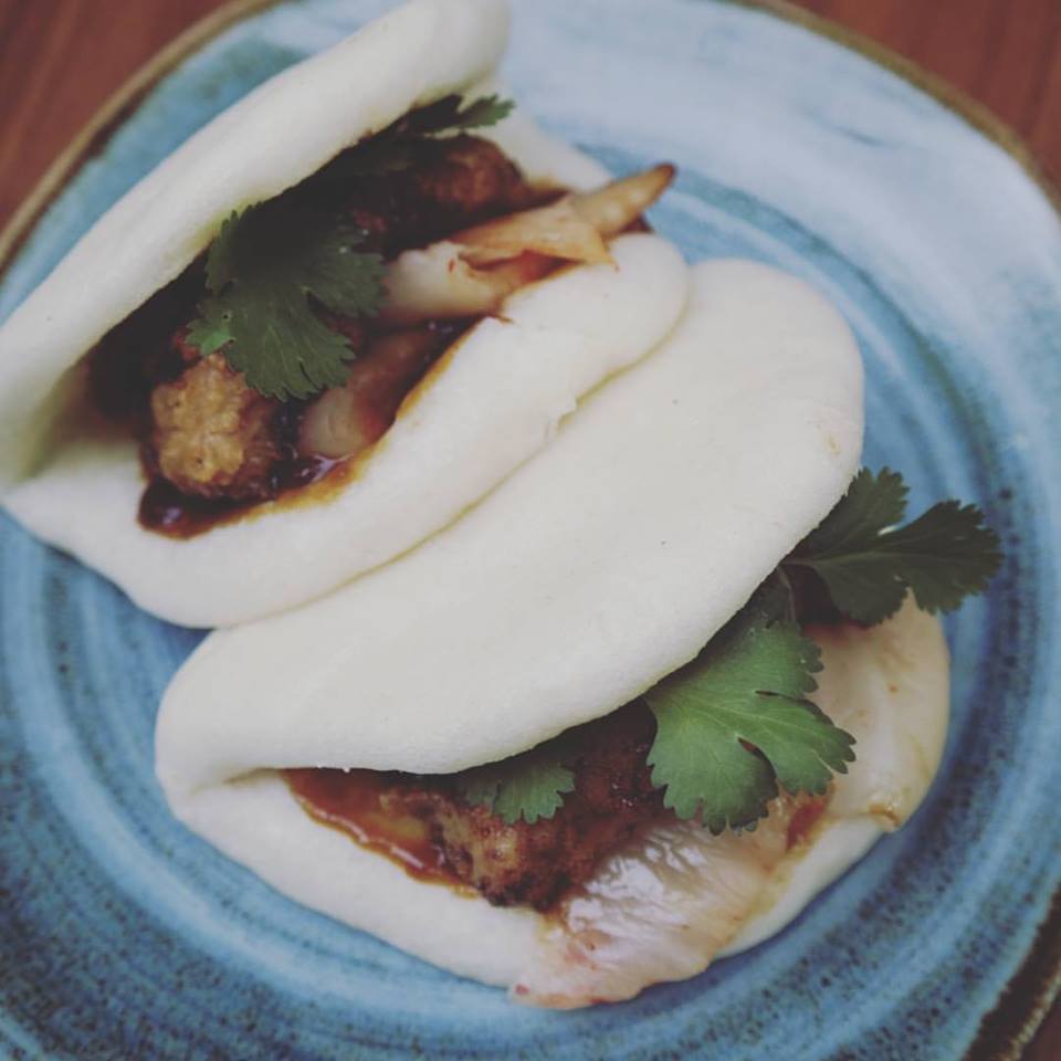 Kimchi casero en un bollo suave y agradable