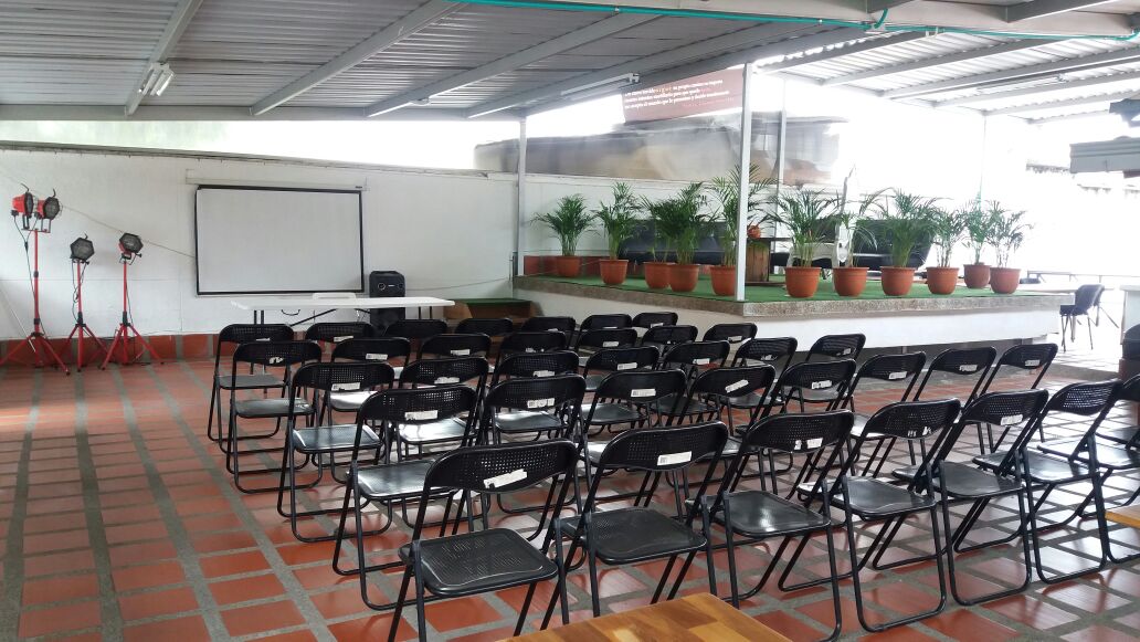 Hay mucho espacio para presentaciones en AtomHouse (foto cortesía de AtomHouse)