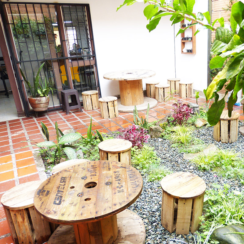 Zona de comedor al aire libre en Coecoworking (foto cortesía de Coecoworking)