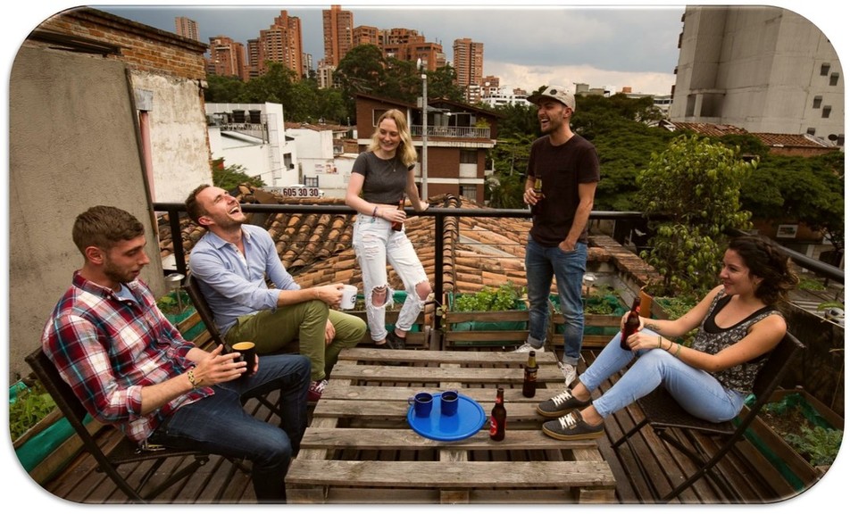 Compañeros de coworking socializando en la terraza en Siembra (foto cortesía de Siembra)