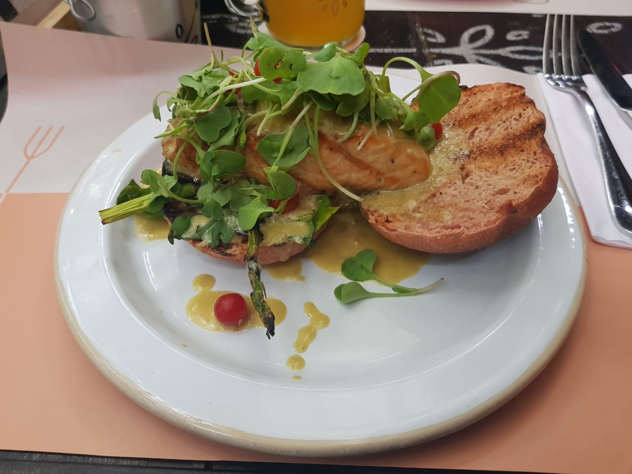 Plenty of greens on the sin culpa salmon burger (photo by Sophie Bellamy)