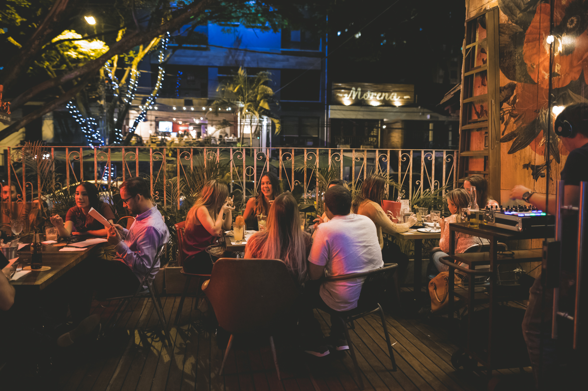 Relaxed evening dining with a DJ 