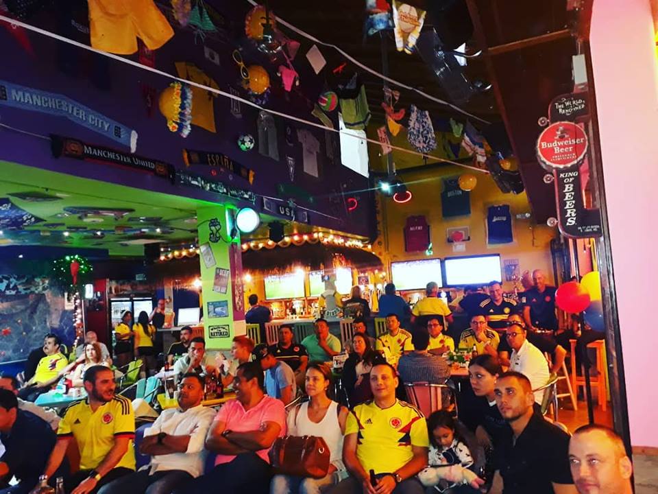 Una buena multitud disfrutando un partido en Randy's (foto cortesía de Randy's)