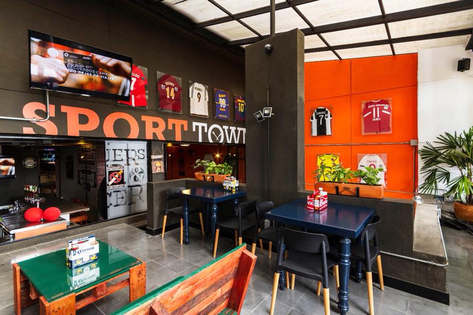 Sport Town tiene muchas camisetas de equipos decorando sus paredes (foto cortesía de Sport Town)