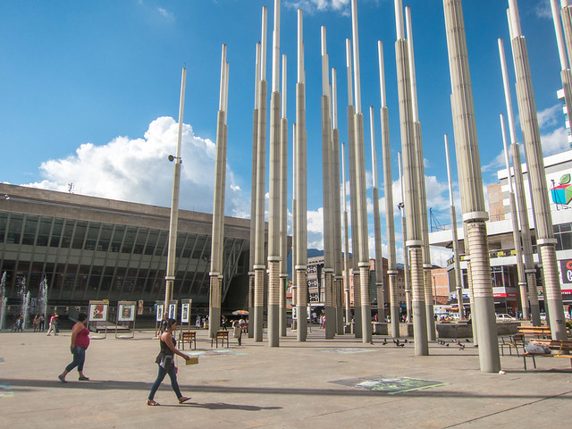 Parque de las Luces, con la Biblioteca EPM al fondo