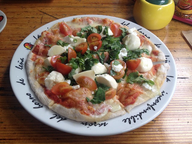 Pizza Marcopolo Pizza Marcopolo con mozzarella, queso de cabra, tomates y rúgula