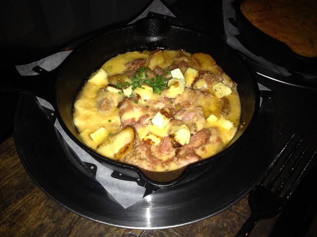 Poutine Una versión colombiana del poutine de Canadá, incluyendo chicharrón, papas, queso y salsa gravy