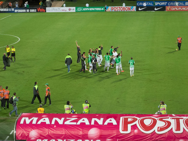 Celebración Jugadores y personal de Nacional celebran su victoria en la semifinal