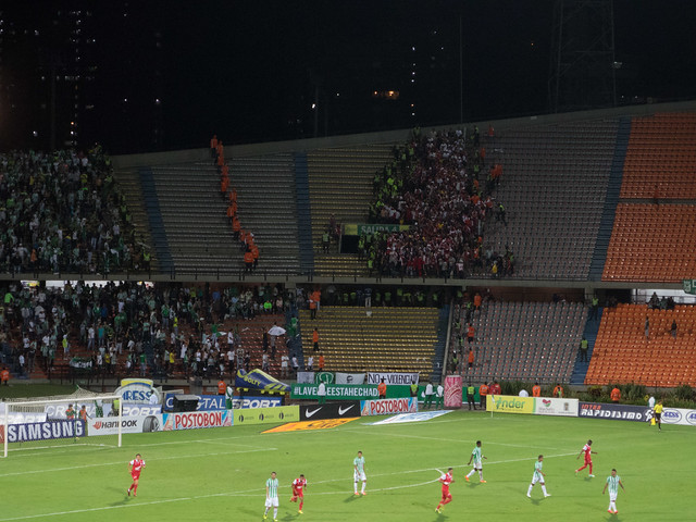 Fans de Santafe Por razones de seguridad, los fans de Santafe son forzados a salir del estadio antes de que concluya el partido