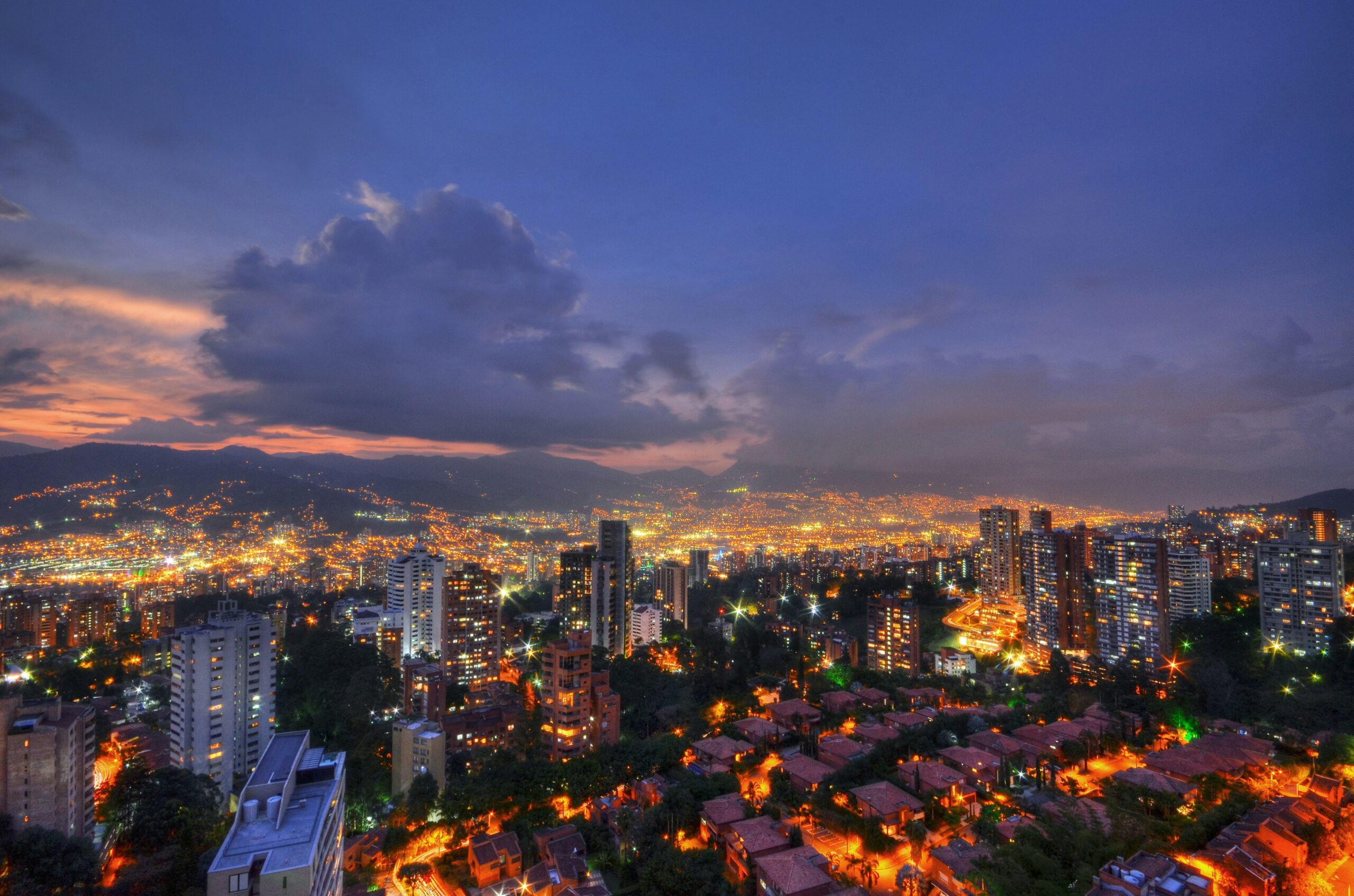 edificios de la ciudad durante el atardecer