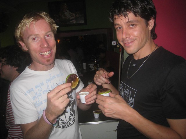 Clint (izquierda) y Jamie (derecha) disfrutan shots en La Octava