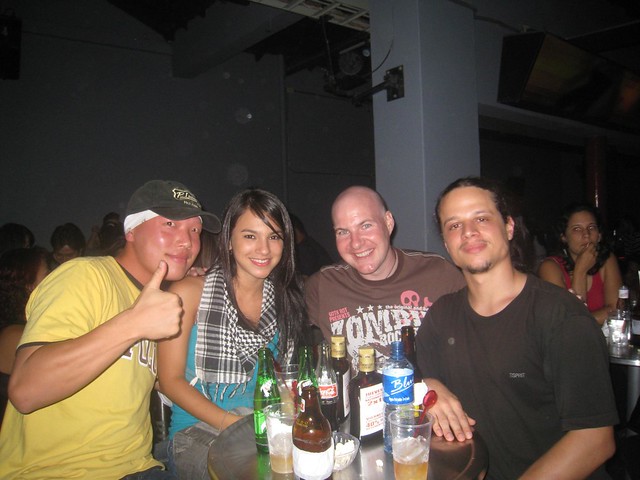Noche de compañeros de apartamento en Blue en Medellín. De derecha a izquierda: Martin, yo y Maira. Un amigo de Martin también aparece en la foto (amarillo).