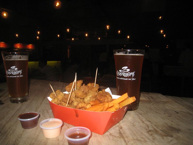 Cerveza y comida de bar