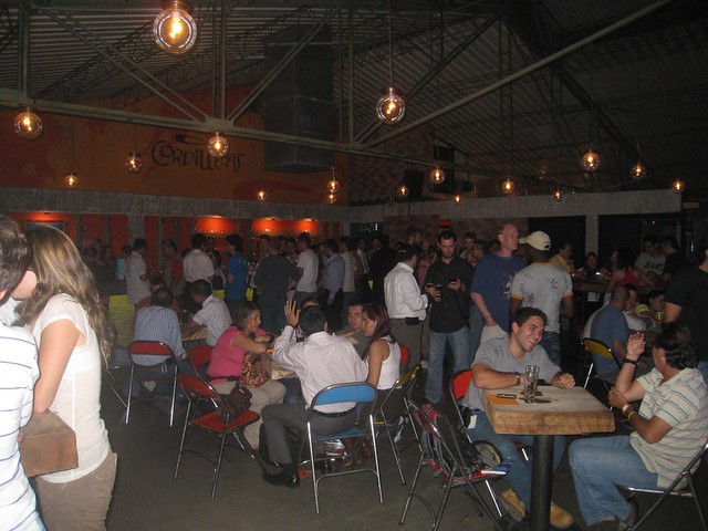 Multitud de la hora feliz